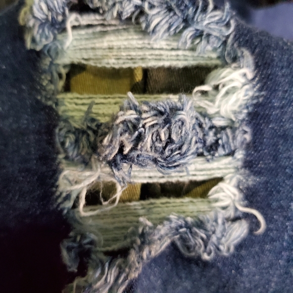 NWT! Red Rivet Distressed Jeans - Picture 6 of 9